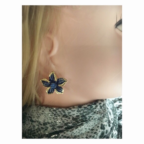 🆕! Flower Necklace and Earrings Set - Picture 5 of 7